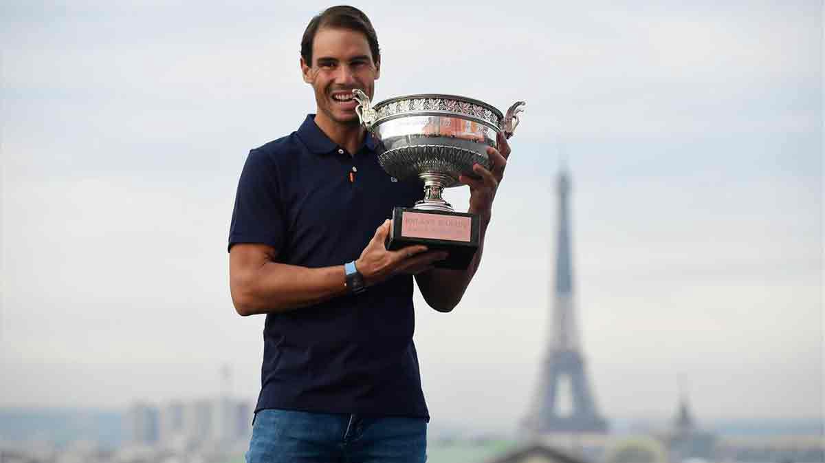 Nadal posa con su decimotercer trofeo de Roland Garros