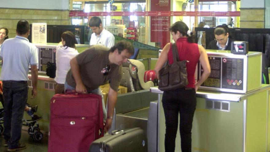 Pasajeros facturan en el Aeropuerto de Gran Canaria. | lp/dlp