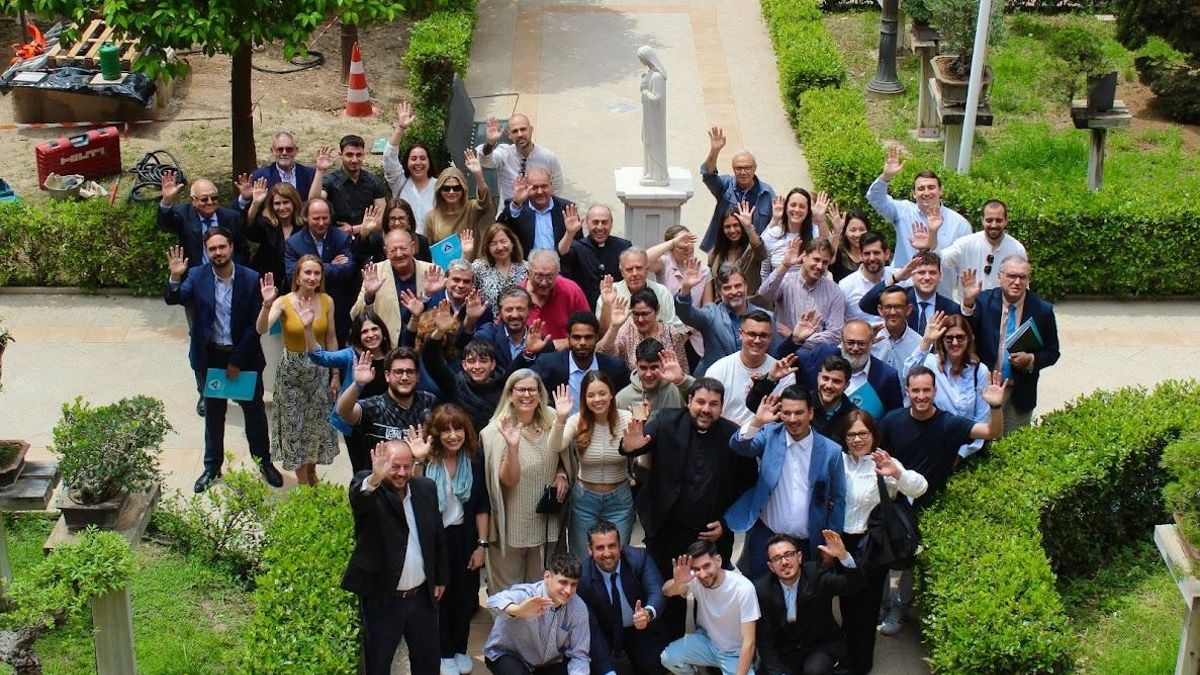 Foto de familia de los asistentes al acto celebrado en el Campus de Los Jerónimos.