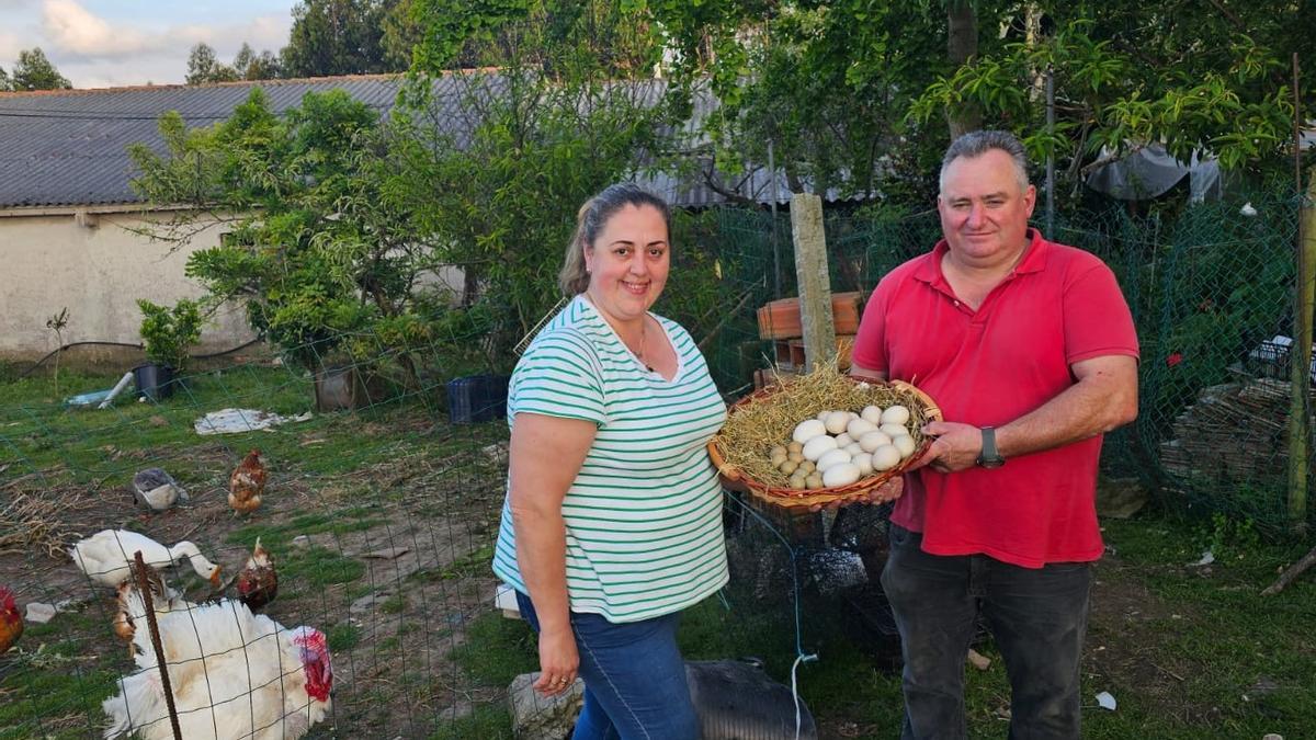 Iván Alonso y Vanessa Álvarez, con huevos, en su finca.