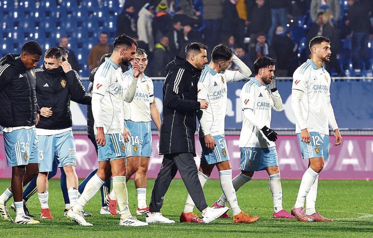 Los jugadores zaragocistas se retiran del campo junto a Sellés en el choque ante el Sanse.