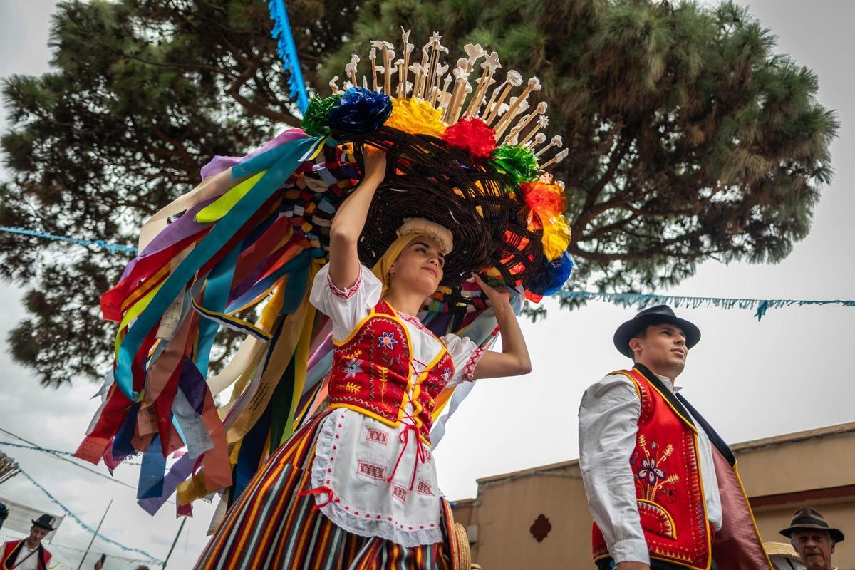 Subida de los cestos y bollos de Santa Bárbara (Icod de los Vinos)