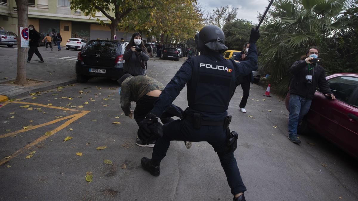 Desalojo y cargas policiales en un casal okupa en Benimaclet