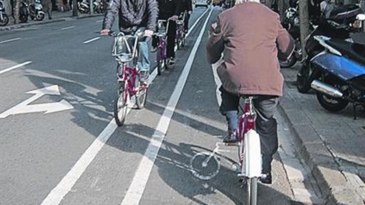 Temerarios 8 Gerard Fuster topa con tres ciclistas en dirección prohibida, ayer en Consell de Cent.