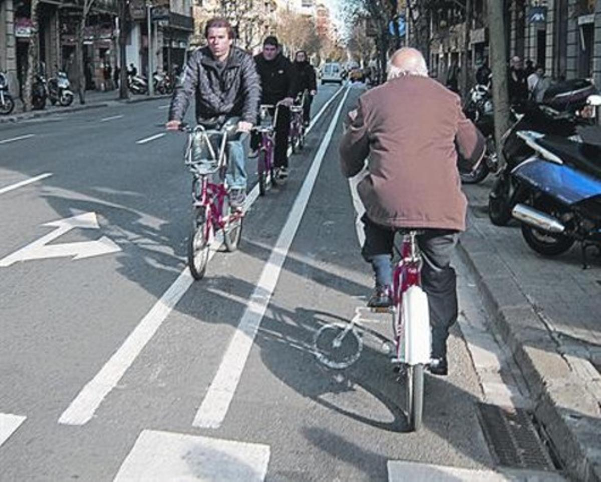 Temeraris 8 Gerard Fuster topa amb tres ciclistes en direcció prohibida, ahir a Consell de Cent. Temeraris 8 Gerard Fuster topa amb tres ciclistes en direcció prohibida, ahir a Consell de Cent.