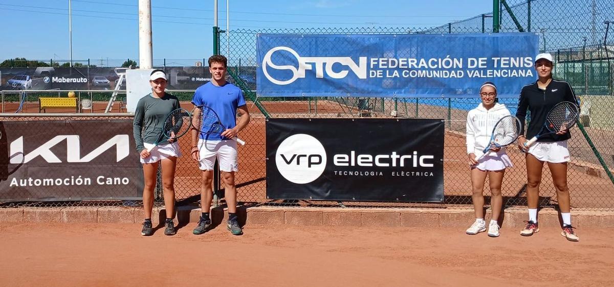 Algunos de los semifinalistas masculinos y femeninas del Open de Tenis de La Magdalena que se disputa en las instalaciones de La Plana Sport Castellón.