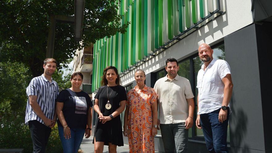 Sobre estas líneas, el equipo de gobierno de Tomiño, Rubén García, Ana Belén Casaleiro, Sandra González, Cristina Martínez, Alexandre Pérez y Lois Vázquez, frente al Espazo Isaura Gómez. | D.P.