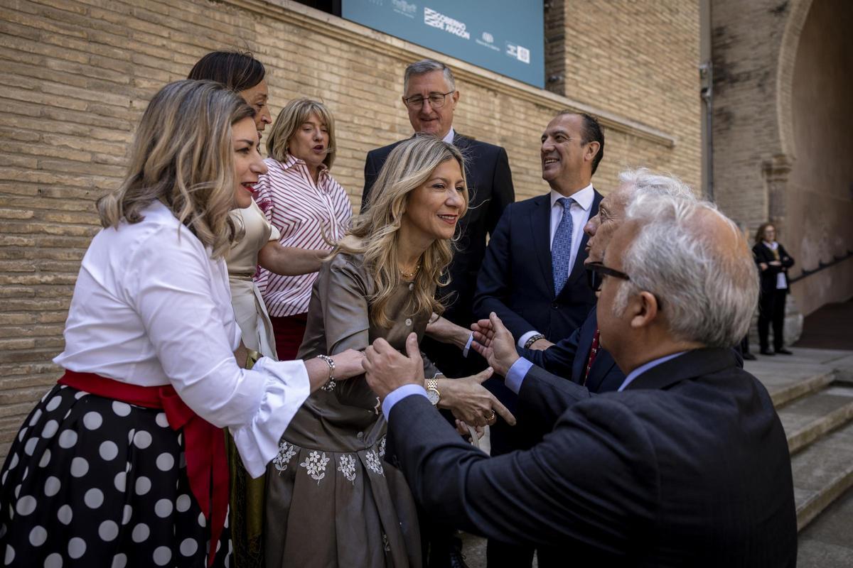Los consejeros del Gobierno de Aragón, en funciones, se saludan tras una fotografía de familia.