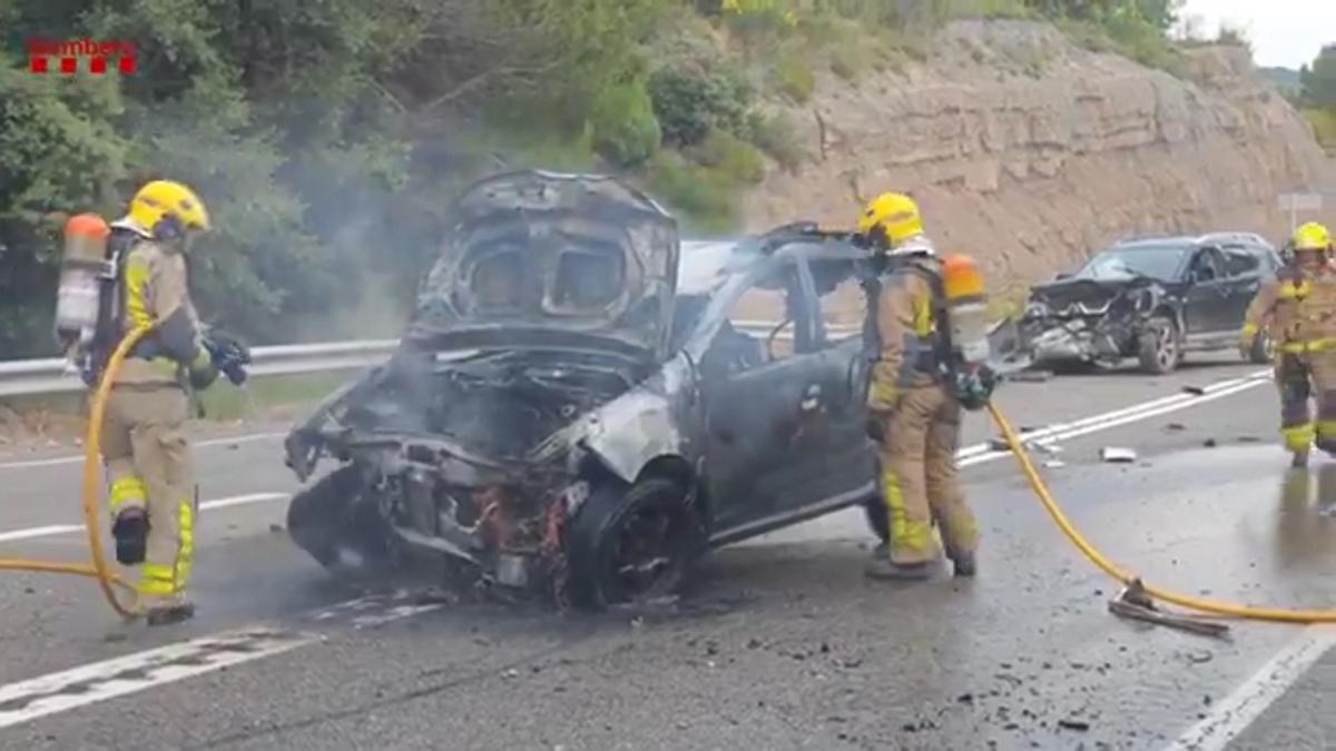 Accident a la C-55 a Clariana de Cardener: els bombers apaguen lincendi dun dels cotxes implicats