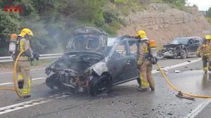 Accident a la C-55 a Clariana de Cardener: els bombers apaguen lincendi dun dels cotxes implicats