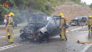 Accident a la C-55 a Clariana de Cardener: els bombers apaguen lincendi dun dels cotxes implicats