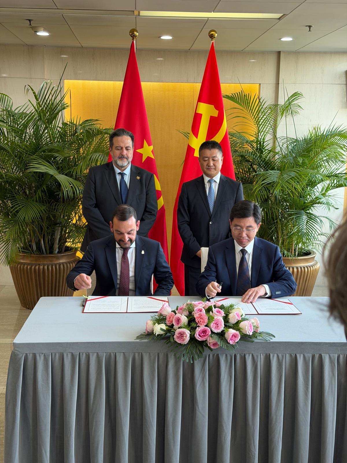 Manuel Ángel Álvarez y Huang Zhaobo, durante la firma.