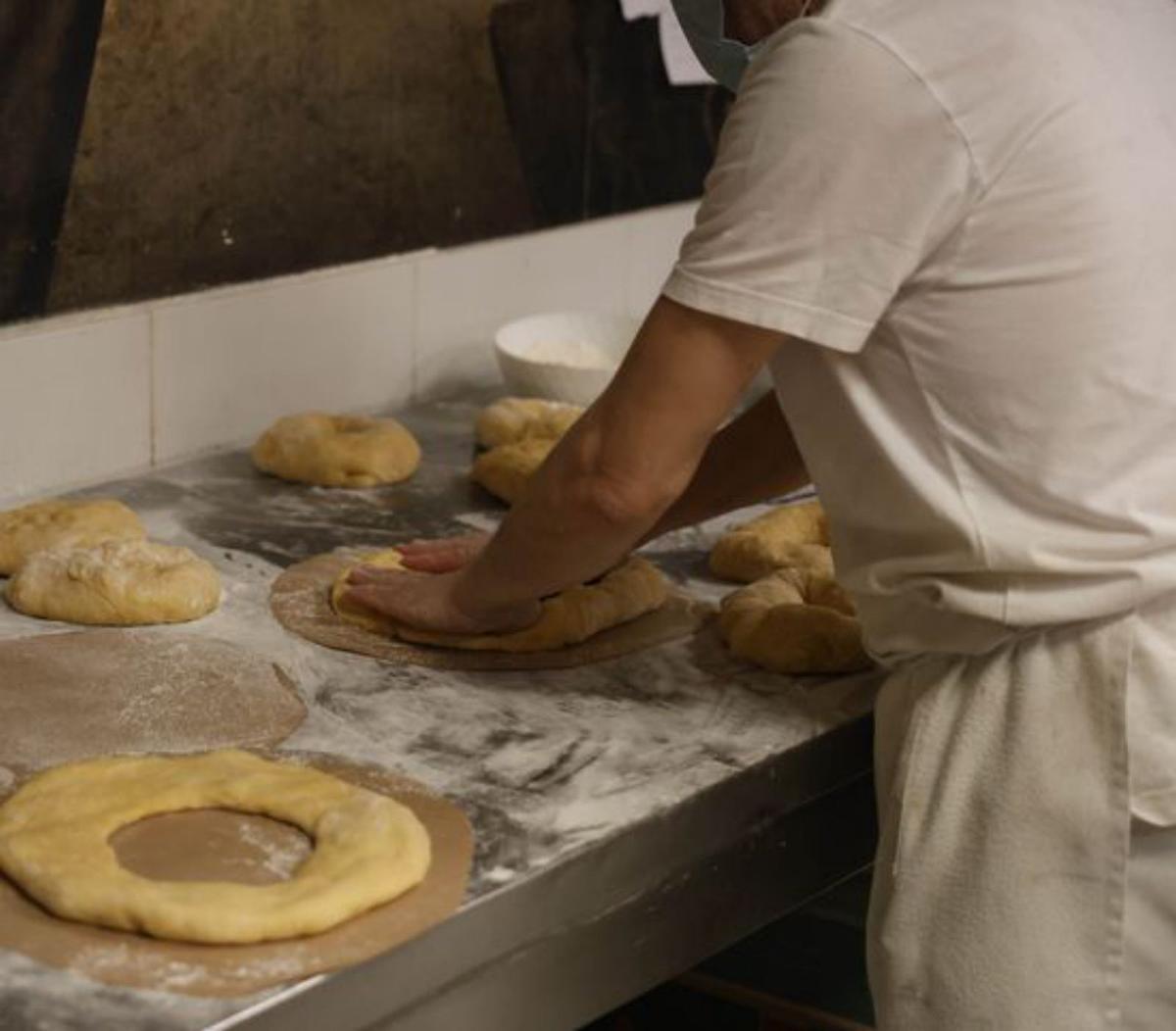 Diego (izq.), preparando
sus últimos roscones
de Pascua en el obrador
de la viguesa O Forno
do Eifonso. // Alba Villar