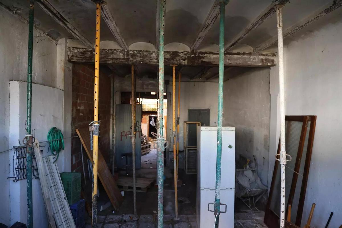 Interior de la casa apuntalada.