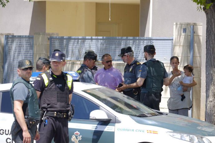 Guardia Civil y Policía Local despliegan un amplio dispositivo en el marginal distrito para detener al autor y restablecer la calma entre los dos clanes enfrentados