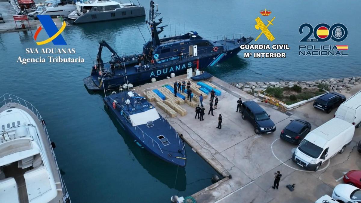 Fardos de droga incautados.