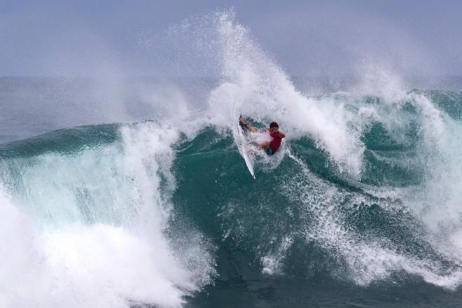 El surfista profesional estadounidense Griffin Colapinto compite durante el día 4 del torneo Hawaiian Pro en Haleiwa.