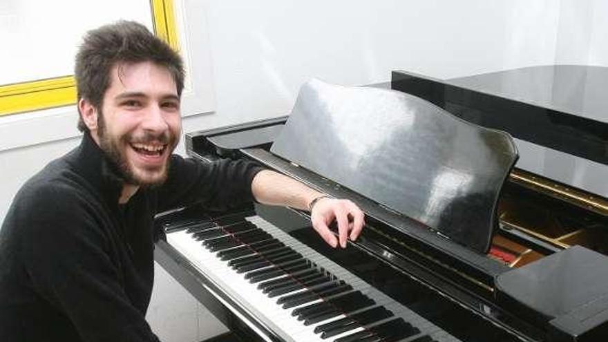 Brais González, con su piano en el conservatorio.  // Jesús de Arcos