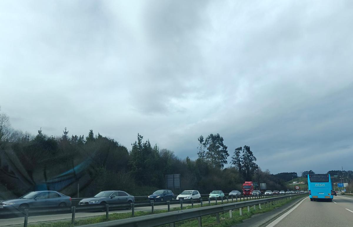 Retenciones tras el choque, en la autopista "Y"