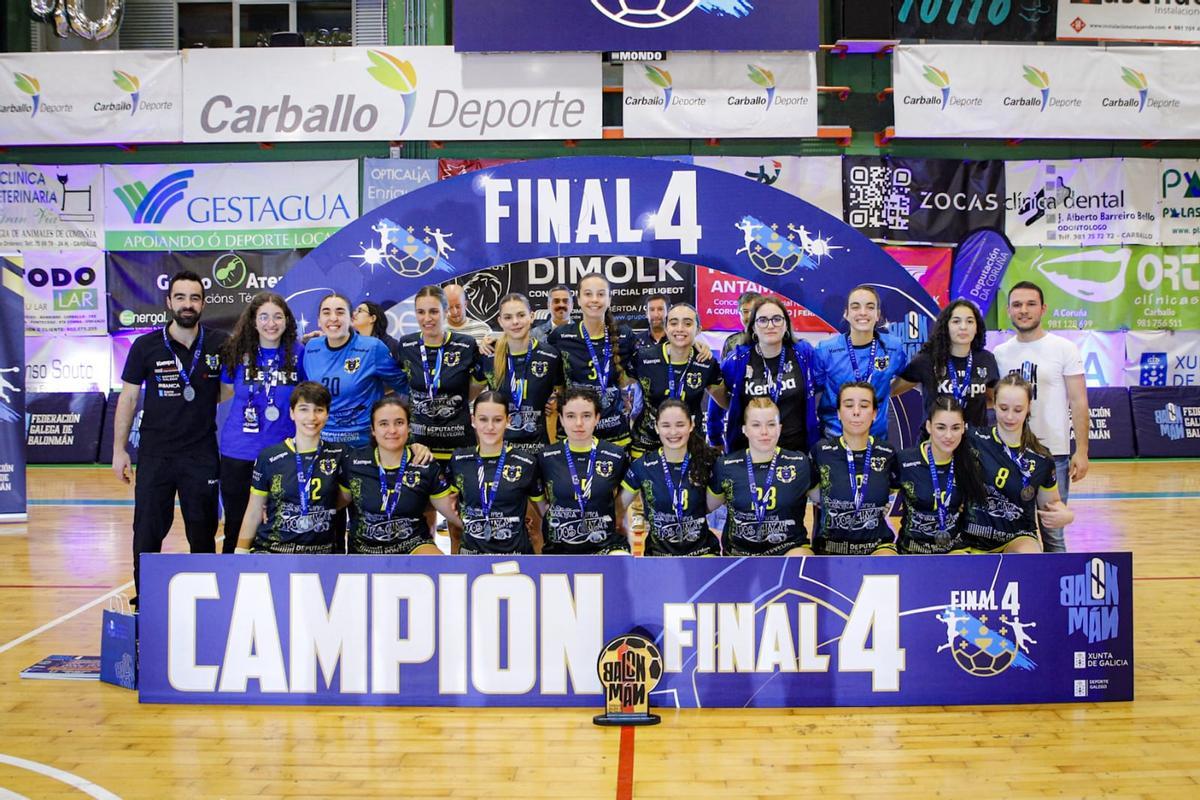 El equipo del Balonmán Cangas-Tapería dos Chata Femenino tras ganar la Final a 4, que le permite disputar ahora la fase de ascenso a Primera Nacional.