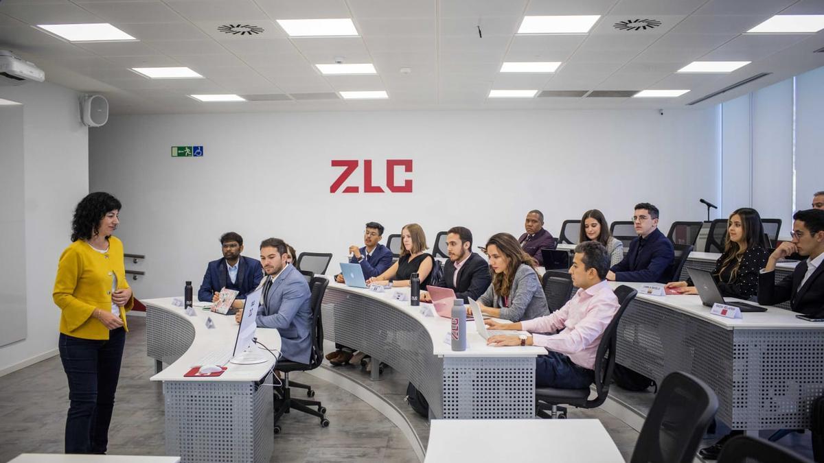 La directora del Zaragoza Logistics Center (ZLC), Susana Val, en una clase del centro