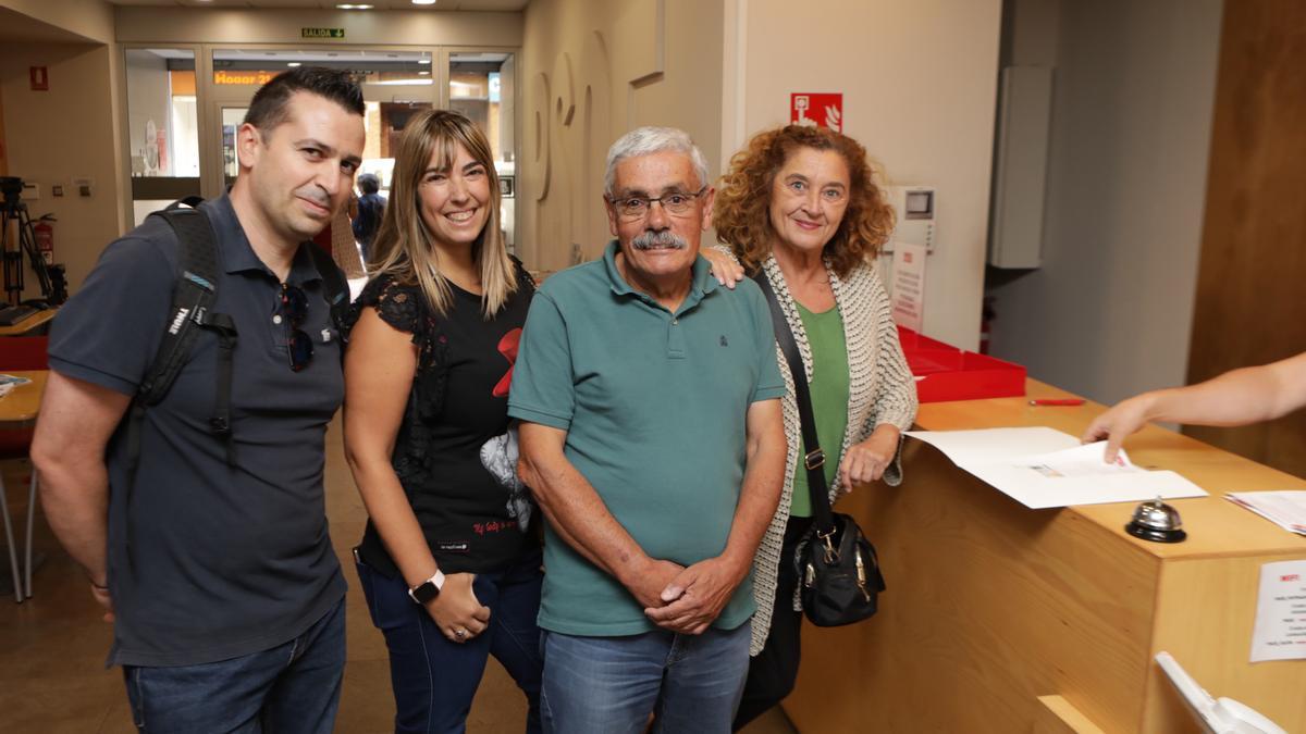 Por la izquierda, Iván Muñiz, Jéssica Castaño, Luis Manuel Flórez y Blanca Palmero, hoy en la sede del PSOE de Gijón durante la formalización de la precandidatura de "Floro".