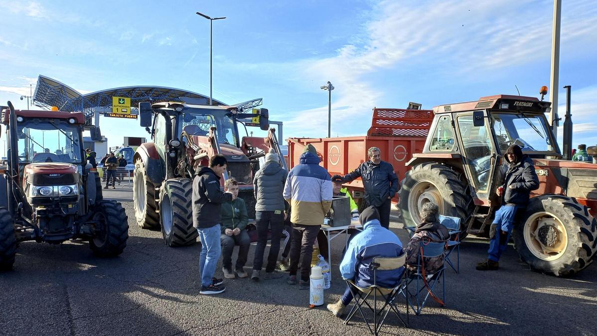 Protesta de agricultores contra Mercosur en la AP-7 cerca de Tarragona.