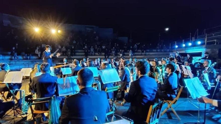 El estreno de “Rapa das Bestas” por la 
Banda Municipal da Estrada emocionó a
los vecinos de Sabucedo. |   // CEDIDA