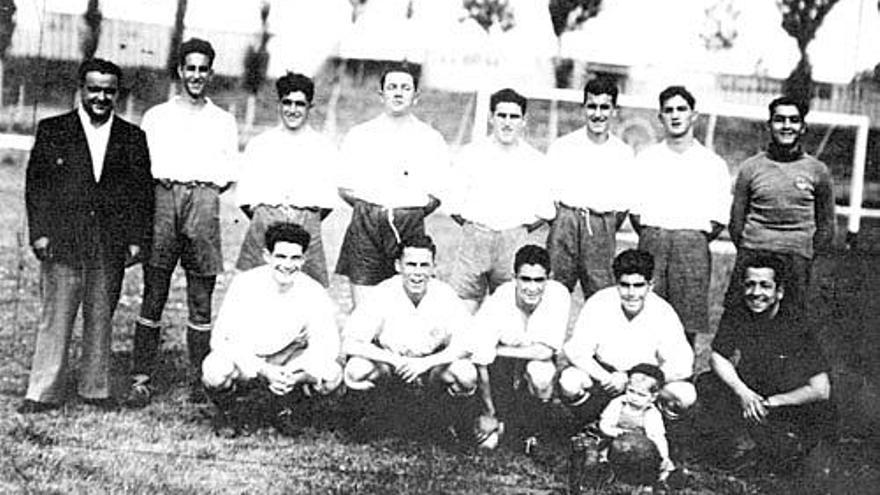 La alineación del 1945 con Figueroa, Piñeiro, Vixana, Pepe Domínguez, Pepe Pito, Pepe Villar, Tonio, Pepe Vasco, Leocho, Capelo, Fernando y Tucho Domínguez.