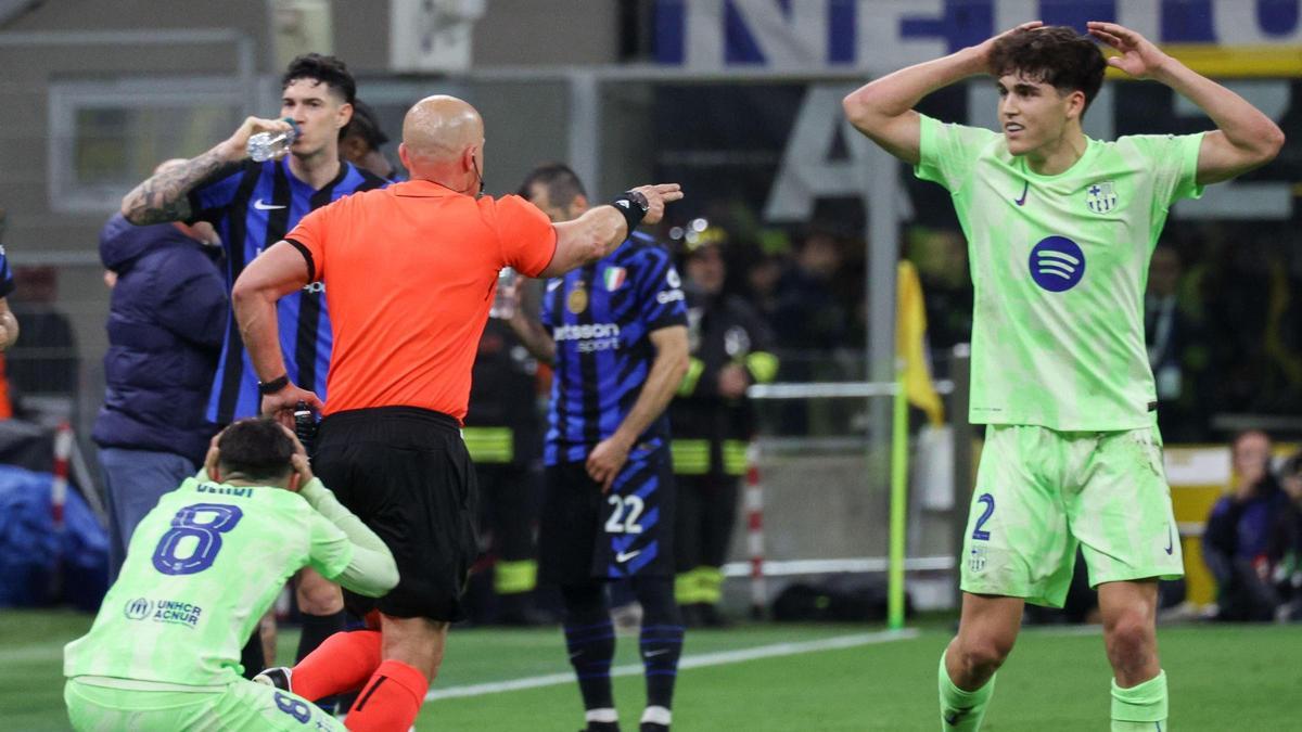 Pedri y Pau Cubarsí se lamentan de la decisión del colegiado polaco Szymon Marciniak durante el Inter-Barça en San Siro.