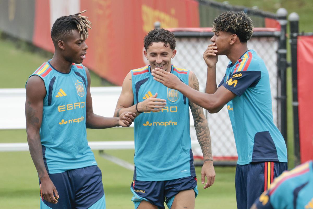 Nico Williams (i), Yéremy Pino (c) y Lamine Yamal de la selección de España en Chattanooga (Estados Unidos) en foto de la semana pasada de Lavandeira Jr . EFE
