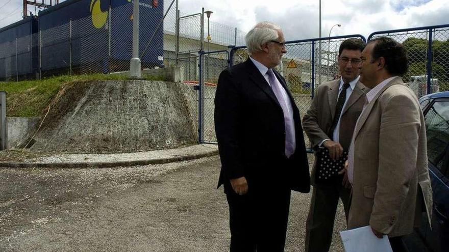 José Crespo y miembros de Fenosa, en julio de 2007, durante la presentación de la remodelación de la subestación de Feás, que incluía el proyecto de la LAT O Irixo-Lalín. // Bernabé