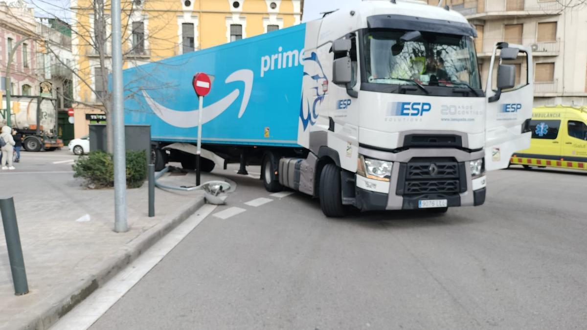 Un camió d'Amazon accidentat a la plaça del Sol de Figueres aquest dimecres.