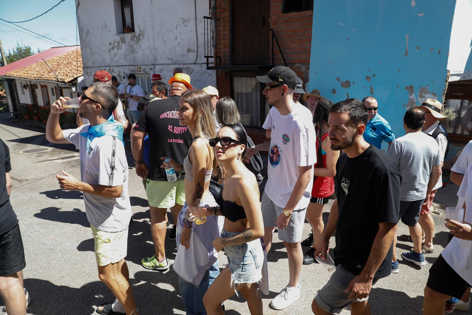 EN IMÁGENES: los vecinos de La Peral celebran "la fiesta de los viejos" con gran espectación
