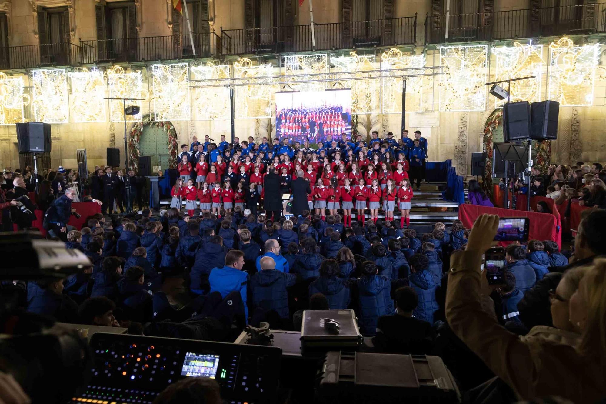 El Hércules interpreta el tradicional villancico junto al coro de los Jesuitas en la plaza del Ayuntamiento de Alicante.