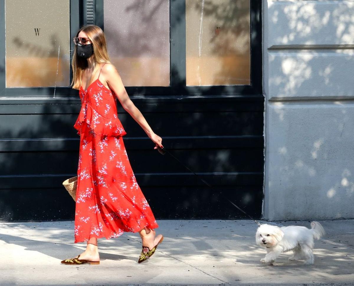 Olivia Palermo con vestido, babuchas y capazo