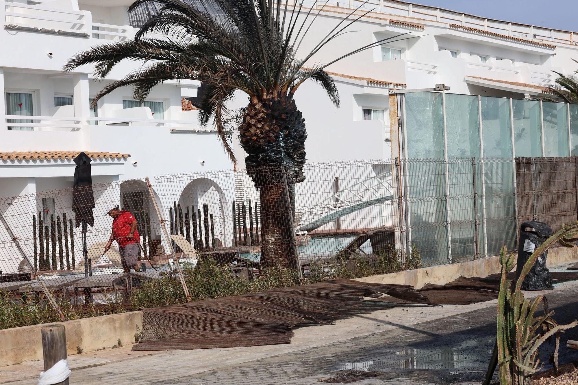 Todas las imágenes del devastador incendio en una zona de ocio de Ibiza