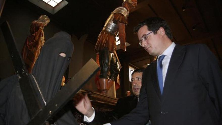 El secretario regional del PSOE, en su visita al Museo de Semana Santa.