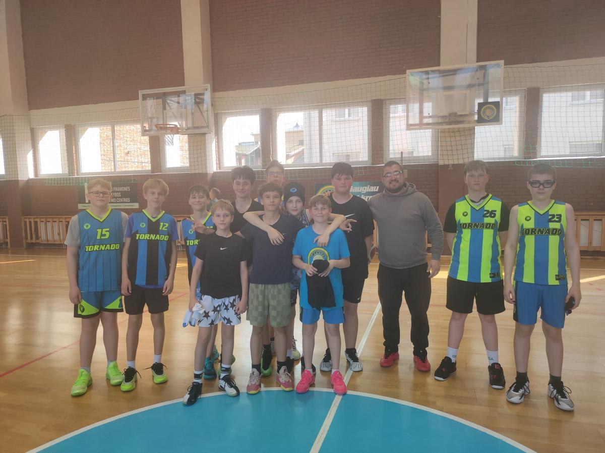 El vilagarciano con uno de los equipos con los que entrena.