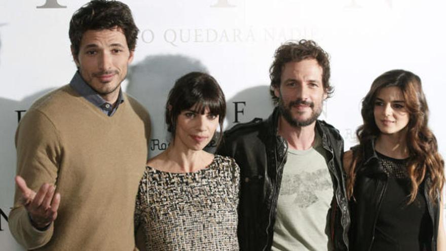 El modelo Andrés Velencoso y los actores Maribel Verdú, Daniel Grao y Clara Lago (de izda a dcha).