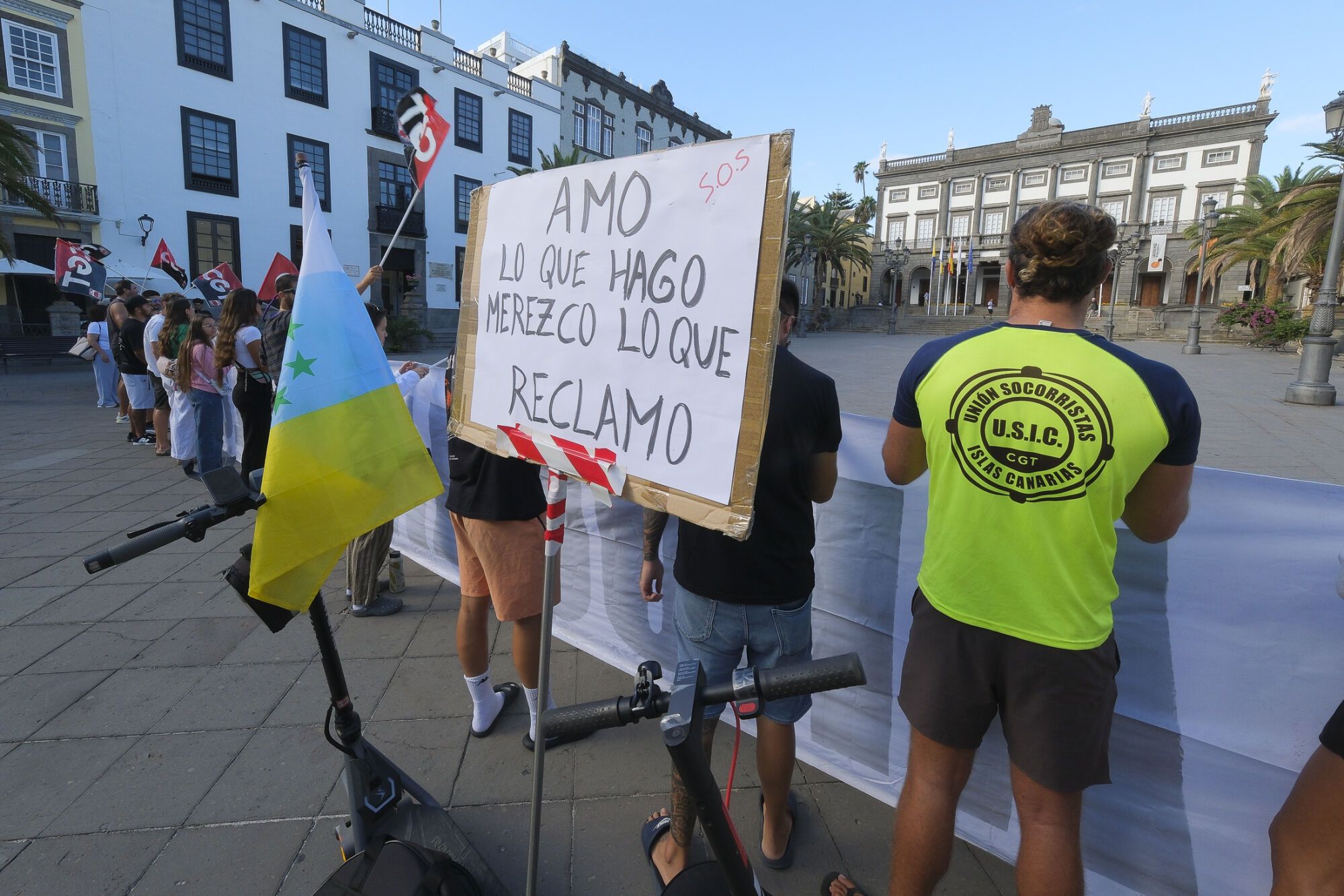 Concentración de socorristas de Las Canteras frente a las Casas Consistoriales
