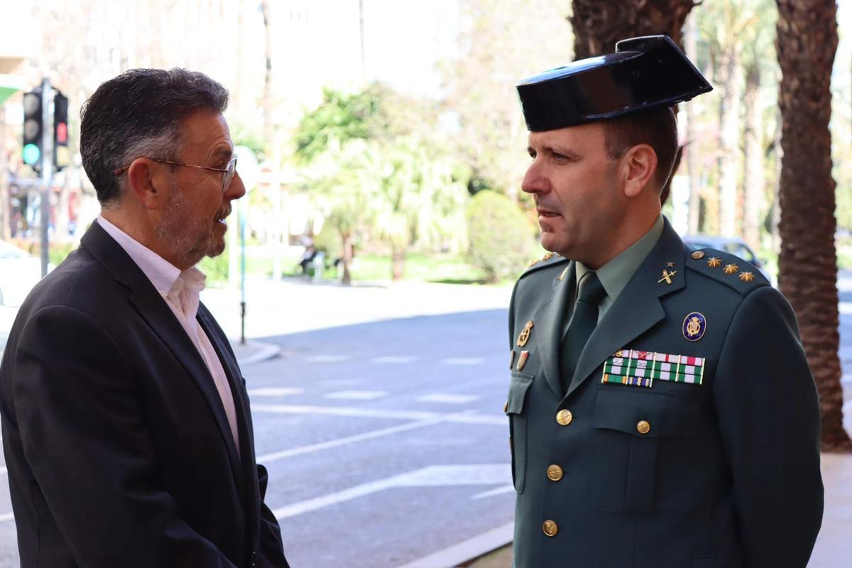 El subdelegado del Gobierno con el coronel jefe interino de la Guardia Civil.