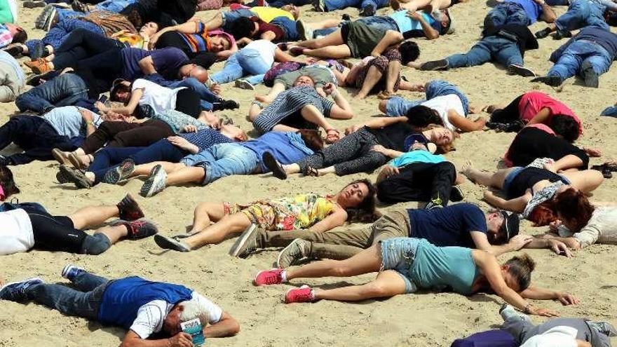 Performance &quot;Sueños ahogados&quot; del Colectivo Indignado en la playa de Las Moreras.