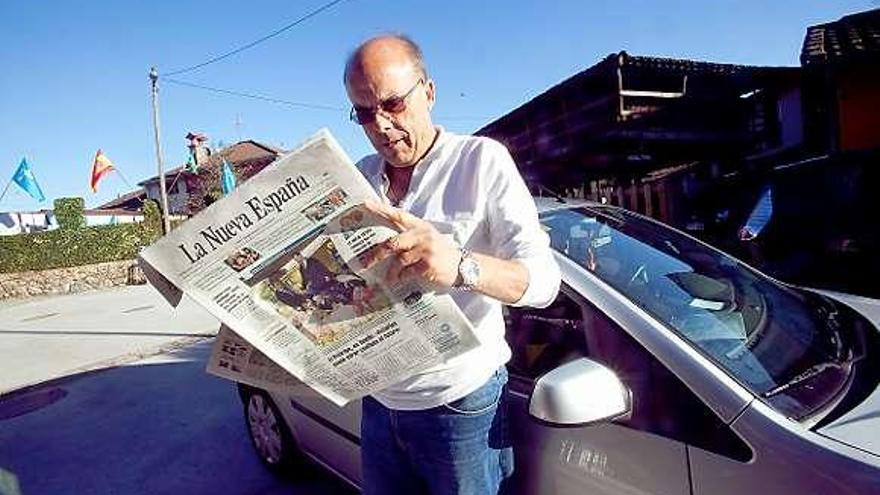 lectura sosegada. Belarmino Fernández, presidente de la Asociación Cultural de Bueño, lee LA NUEVA ESPAÑA. | miki lópez