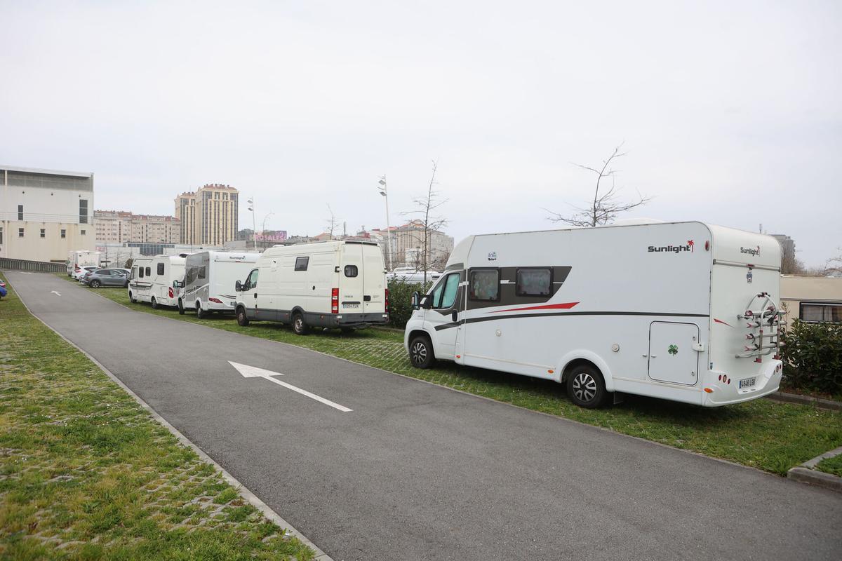 Autocaravanas en el parking detras de la residencia Padre Rubinos