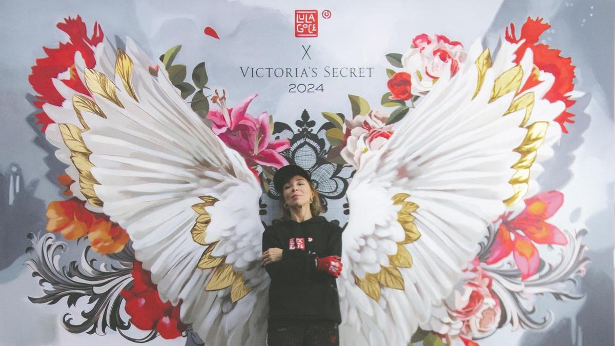 Lula Goce, con el mural de Victoria's Secret.
