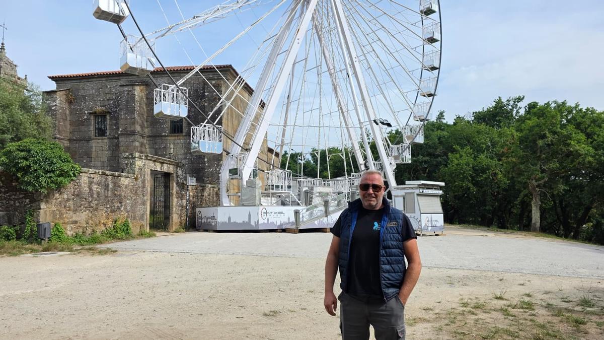 Diego Sánchez posa delante de su noria