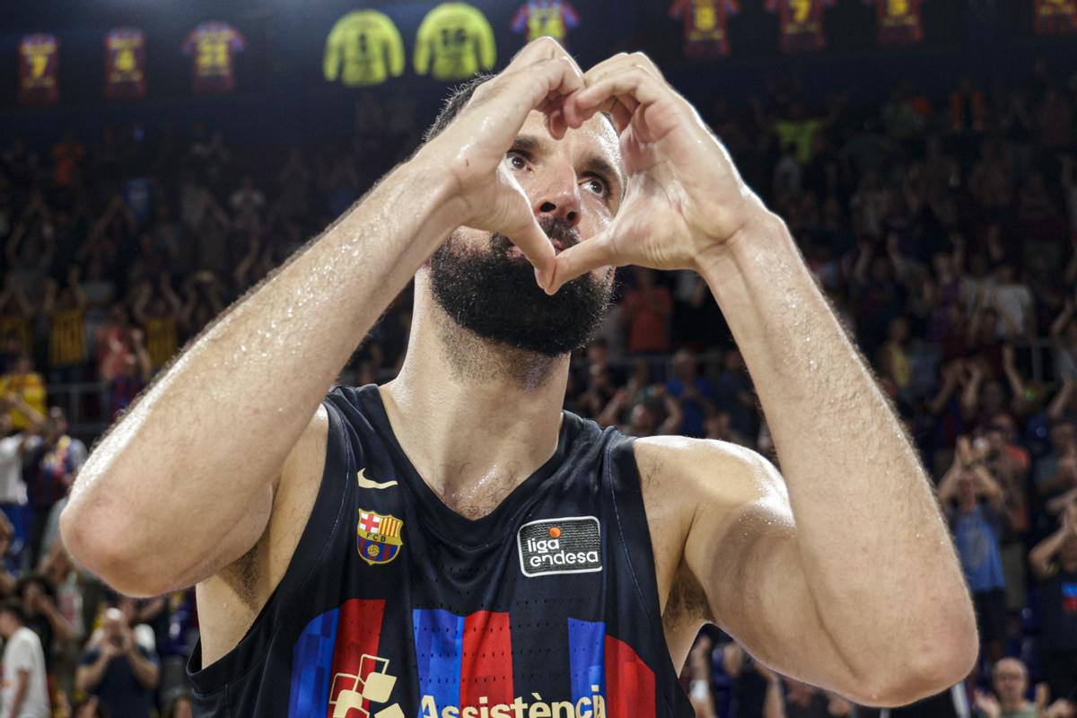 Nikola Mirotic hace el gesto del corazón dirigiéndose a la afición azulgrana