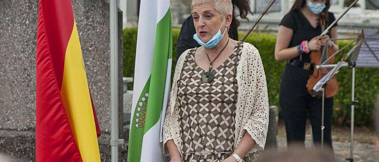 María Espinosa, ayer, durante el homenaje a su marido en el cementerio viejo de Lalín.