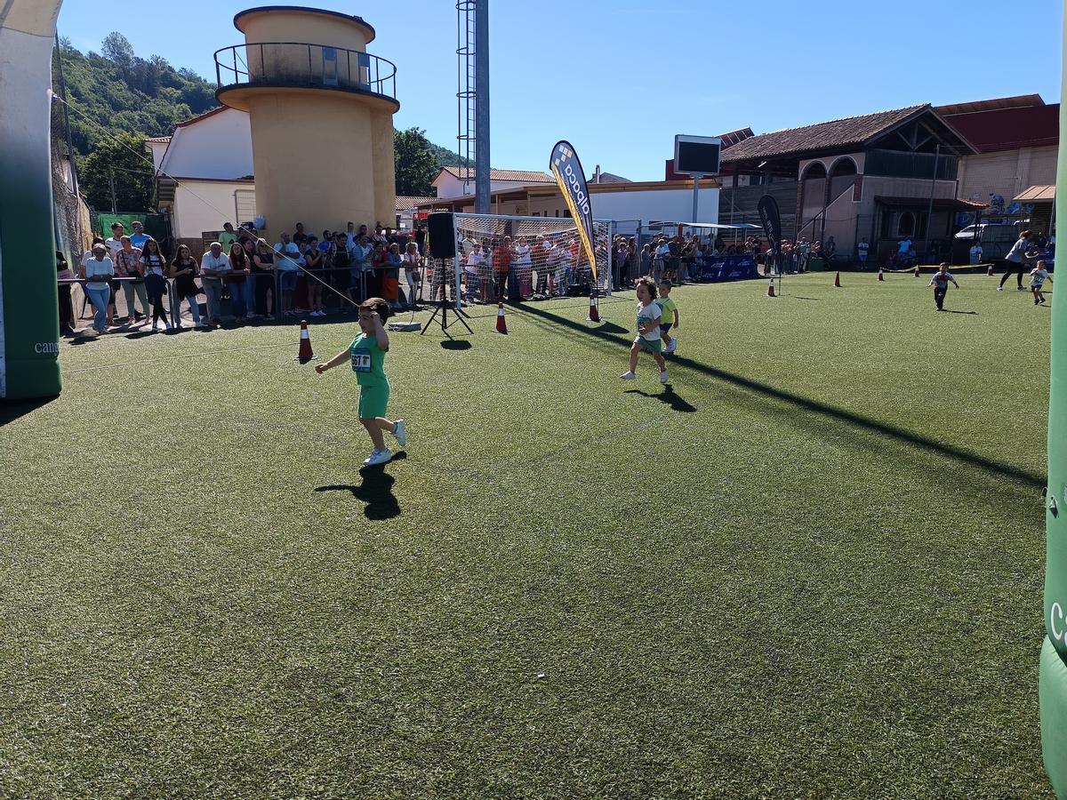 El XV Cross Escolar Infantil de Cangas de Onís reúne a 200 participantes